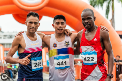 Geoffrey Kiptoo (d), Jorge Arias (c) y Gamanier Huaman integraron el podio de los 42 km en la categoría varones.