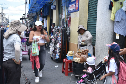 Comerciantes autónomos no regularizados ocupan las aceras con toda clase de productos. Los peatones deben esquivar la mercadería para no tropezar.