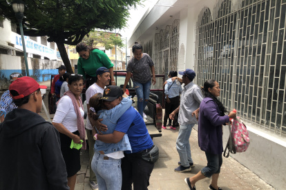 Lugar. Los parientes de los fallecidos acudieron a la morgue.