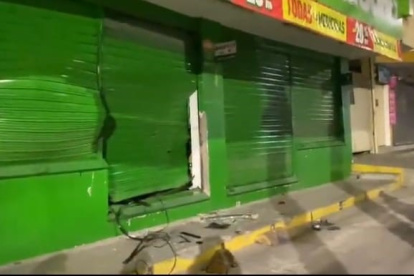 Daños. Delincuentes se robaron un cajero en Tumbaco y dañaron la puerta de un local comercial.