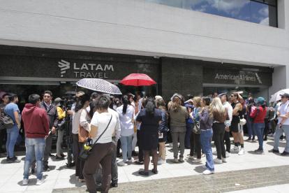 Perjudicados de Equair, en las afueras de una agencia de Latam, en Quito.
