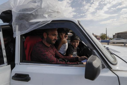 Imagen de armenios abandonando la región de Nagorno-Karabaj cerca del pueblo de Kornidzor (Armenia), el 28 de septiembre de 2023.