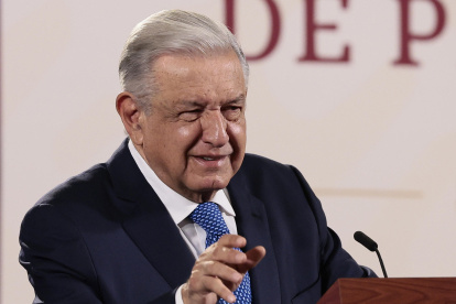 El presidente de México, Andrés Manuel López Obrador, habla durante su conferencia de prensa matutina hoy, en el Palacio Nacional de Ciudad de México (México).