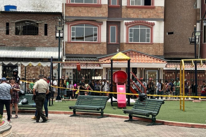 Uniformados de la Policía Nacional recorren este lunes 2 de octubre de 2023 el parque de Pasaje, donde ocurrió el asesinato.