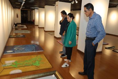 Selección. El jurado ejecuta un recorrido durante la revisión de las obras.