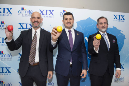 Juan Carlos Díaz-Granados, Miguel Ángel González y Juan Javier Sánchez con las esferas con las que, al final del evento, se llenó simbólicamente un mapa del Ecuador, para luego explicar que una esfera aislada no significa nada e invitar a cada asistente a unirse con su aporte por un país mejor.