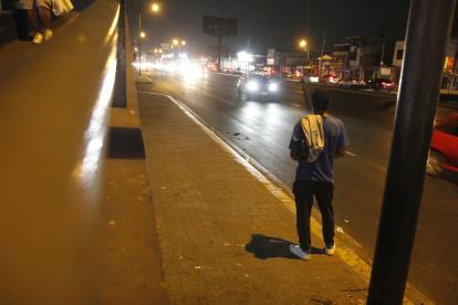 Miedo. Esperar una unidad de transporte solo y en la noche genera intranquilidad en la ciudadanía que no tiene otras opciones para regresar a casa.