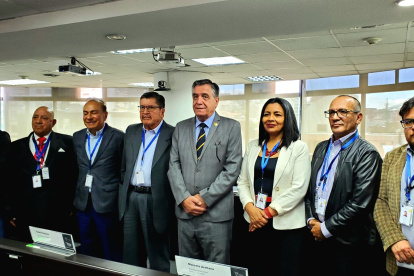 Mesías Tatamuez y Marcela Arellano junto al ministro de Trabajo, Patricio Donoso.