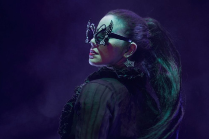 Samantha Grey como Reverenda Clara de Vera.