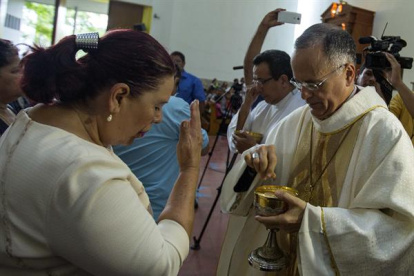 otografía de archivo en la que se registró al obispo auxiliar de Managua, Silvio José Báez (d), al repatir la comunión, en la capital nicaragüense