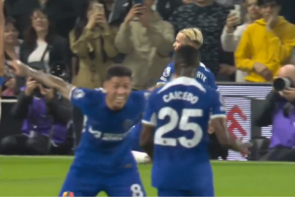 El abrazo entre Enzo Fernández y Moisés Caicedo tras el gol de Mudryk.
