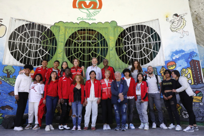 Arribo. Las actrices españolas Andrea Guasch y Elena Martínez, junto a un grupo de personas durante una visita al colegio Benposta en Bogotá.