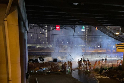 El autobús cayó por la pasarela, que cruzaba la autopista, y tras un vuelo de diez metros cayó entre un almacén y las vías del tren, según las primeras versiones.