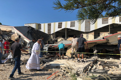Fotografía del techo de una iglesia que colapsó la tarde de ayer domingo 1 de octubre de 2023, en Ciudad Madero, Tamaulipas (México).