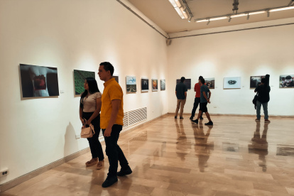 Apertura. Varios recorren una de las áreas ocupadas por el evento.
