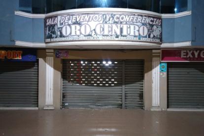 En un centro comercial donde funcionan más de 20 locales comerciales, explotaron tacos de dinamita.