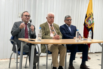 Ministro de Energía, Fernando Santos, en rueda de prensa.
