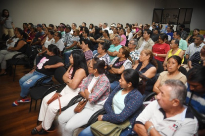 Cientos de comerciantes acudieron a la capacitación ara ser parte de la feria.