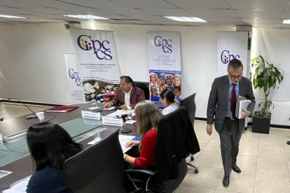 Francisco Toral fue invitado a abandonar la sala por el presidente Marco Chalco, luego de que siete comisionados votaron por su suspensión.