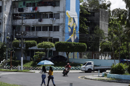Fotografía de un edificio multifamiliar donde se observa un mural del presidente salvadoreño, Nayib Bukele, el 1 de octubre de 2023, en San Salvador (El Salvador).