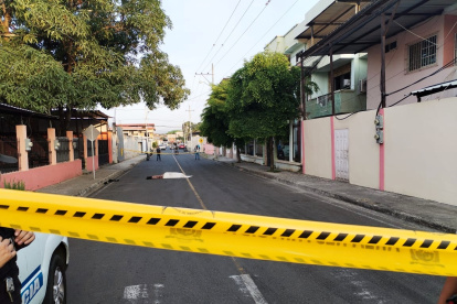 El subinspector de la cárcel El Rodeo fue disparado mientras se dirigía a su vivienda, en Portoviejo.