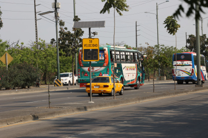 ´Vías. Los radares ubicados en la avenida Narcisa de Jesús están constantemente con la luz encendida.