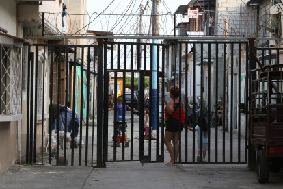 Protección. En las peatonales de la etapa 3 de El Recreo, en Durán, el vecindario se protege con la colocación de rejas y alambres de púas.