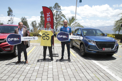 Diego Arellano, representante de DFSK (i), junto al presidente de la FEF, Francisco Egas y el DT Felix Sanchez  durante la firma del convenio en la Casa de la Selección.