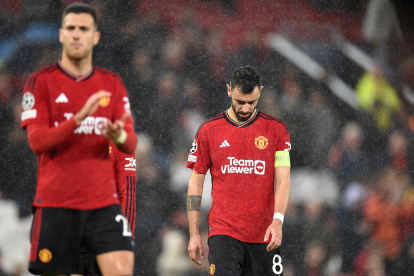 Manchester (United Kingdom), 03/10/2023.- Bruno Fernandes of Manchester United walks off the pitch after the UEFA Champions League Group A match between Manchester United and Galatasaray Istanbul in Manchester, Britain, 03 October 2023. Manchester United lost 2-3. (Liga de Campeones, Reino Unido, Estanbul) EFE/EPA/PETER POWELL