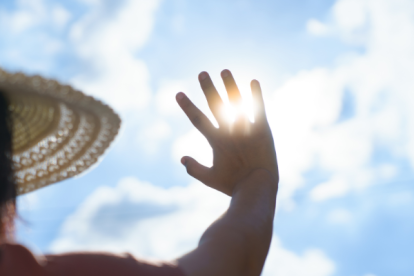 Ecuador se enfrenta a altas temperaturas diurnas, radiación UV y ráfagas de viento, con riesgo de incendios forestales; se aconseja a la población mantenerse hidratada, protegerse del sol y estar informada a través de los boletines del INAMHI.