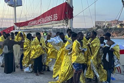 Inmigrantes en el puerto italiano de Lampedusa en abril de 2023.