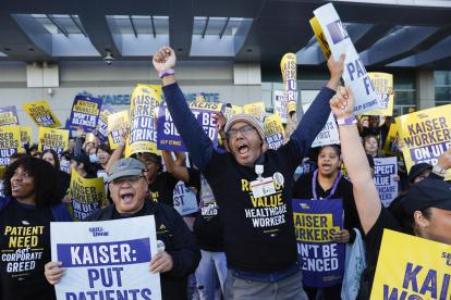 Trabajadores de la salud sindicalizados de Kaiser Permamente protestan a las afueras de Los Angeles Medical Center en Los Ángeles (EE.UU.).
