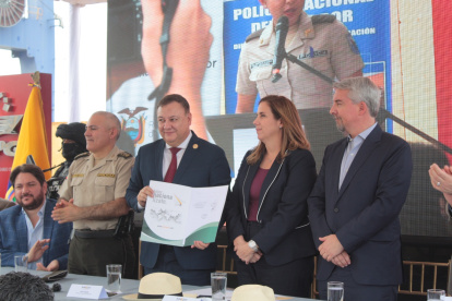 Autoridades y representantes de Fedexpor en la firma del convenio, celebrado en la Terminal Portuaria de Guayaquil.