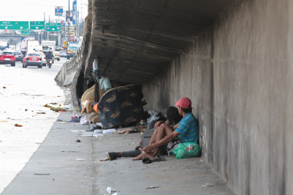 En una sola estructura se puede observar no solo el apoderamiento de esos espacios por personas en situación de calle y consumo de sustancias, sino el daño y falta de control.