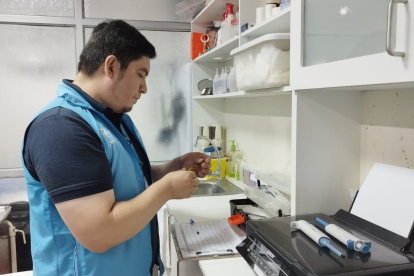 Análisis. Durante la jornada se analizaron instrumentos y medicinas.