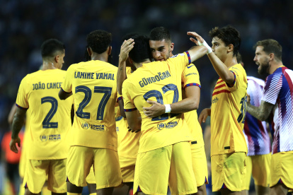 Porto (Portugal), 04/10/2023.- FC Barcelona"s Ferran Torres (3-R) celebrates with his teammates after scoring the 0-1 goal during the UEFA Champions League group H match between FC Porto and FC Barcelona, in Porto, Portugal, 04 October 2023. (Liga de Campeones) EFE/EPA/MANUEL FERNANDO ARAUJO