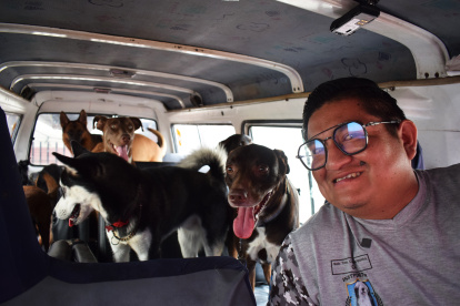 César es el encargado de recoger puerta a puerta a los "perrijos".