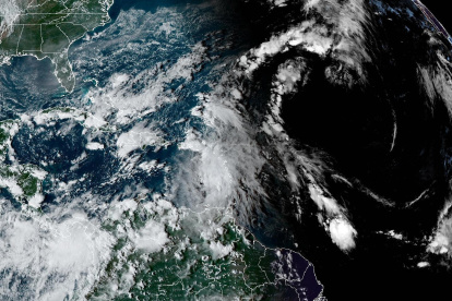 Imagen satelital donde se muestra la localización de la tormenta tropical Philippe.