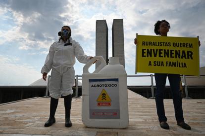 Activistas de Greenpeace participaron de una protesta contra el uso indiscriminado de pesticidas agrícolas, frente al Congreso Nacional en Brasilia.
