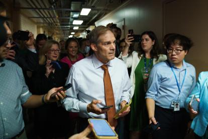 El representante del Partido Republicano en la Cámara Baja de EE.UU. por Ohio, Jim Jordan (c).