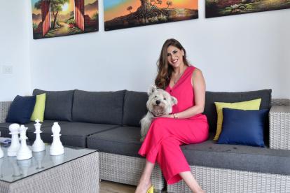 Cristina Reyes junto a Peludo, su mascota, en su casa en Quito.