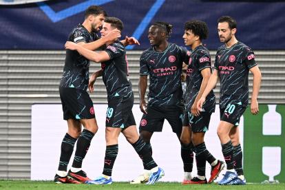 Leipzig (Germany), 04/10/2023.- Manchester City"s Julian Alvarez (2-L) celebrates with teammates after scoring the 1-2 goal during the UEFA Champions League group G soccer match between RB Leipzig and Manchester City, in Leipzig, Germany, 04 October 2023. (Liga de Campeones, Alemania) EFE/EPA/FILIP SINGER