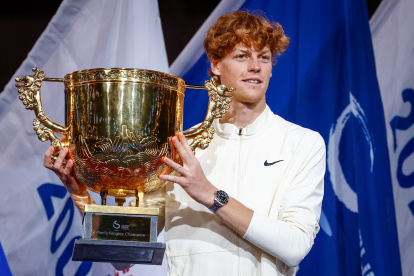 Jannik Sinner con su tercer trofeo del año tras vencer a Daniil Medvedev en Pekín.