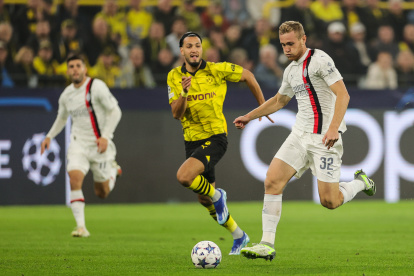 Dortmund (Germany), 04/10/2023.- Dortmund"s Ramy Bensebaini (L) and Milan"s Tommaso Pobega (R) in action during the UEFA Champions League Group F match between Borussia Dortmund and AC Milan in Dortmund, Germany, 04 October 2023. (Liga de Campeones, Alemania, Rusia) EFE/EPA/FRIEDEMANN VOGEL
