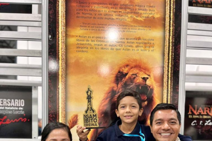 Emiliano, junto a su familia en el instante en que ganó la competencia.