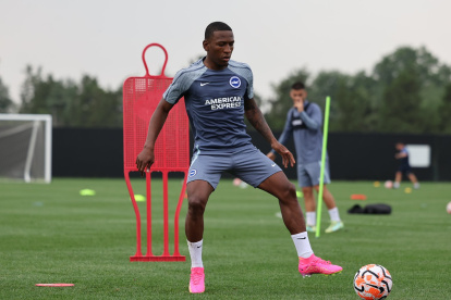 Estupiñán sufrió una rotura muscular en su rodilla.