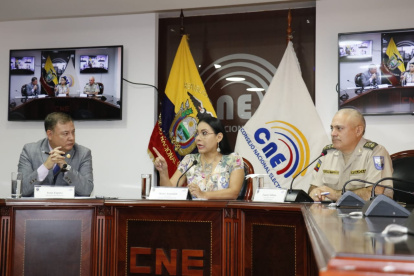 El ministro del Interior, Juan Zapata; la presidenta del CNE, Diana Atamaint; y el comandante de la Policía, Fausto Salinas.