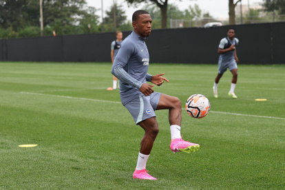 Estupiñán sufre de una rotura de su isquiotibial izquierdo.