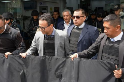 Christian Zurita fue protegido hasta con un maletón blindado