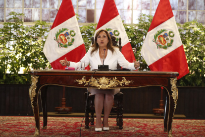 Fotografía de archivo en la que se registró a la presidenta del Perú, Dina Boluarte, durante una rueda de prensa, en Lima (Perú).
